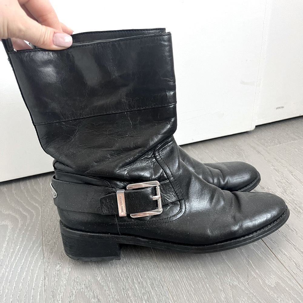 Great condition, flat black MK Boots!